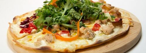 пицца с индейкой и белыми грибами со свежим салатом. Шаг 5