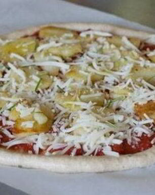 Пицца с индейкой, сардельками и яйцом