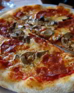 Пицца с колбасой, грибами и помидорами