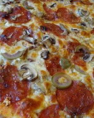 Пицца с колбасой и грибами