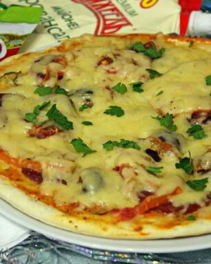 Пицца с колбасой и маринованными огурцами