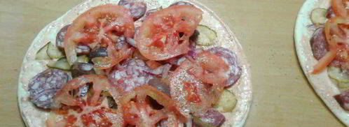 пицца с колбасой и маринованными огурцами. Шаг 4