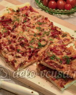 Пицца с колбасой