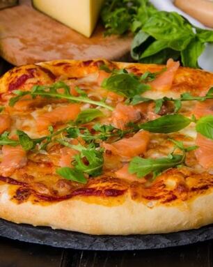 Пицца с красной рыбой семгой на дрожжевом тесте