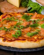 Пицца с красной рыбой семгой на дрожжевом тесте