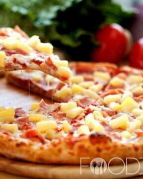 Пицца с курицей и ананасами