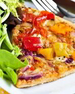 Пицца с помидорами, сельдереем, перцем, цукини и двумя видами сыра