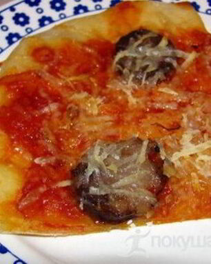 Пицца с рогаликами и колбасой