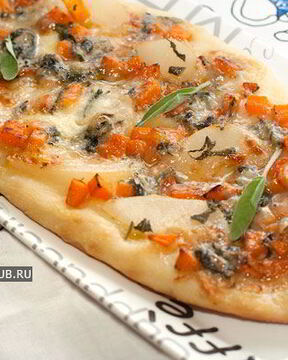 Пицца с тыквой, грушей и горгонзолой