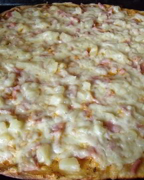 Пицца с ветчиной и ананасами