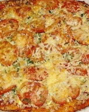 Пицца с ветчиной и помидорами на лаваше