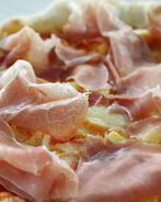 Пицца с ветчиной и сыром