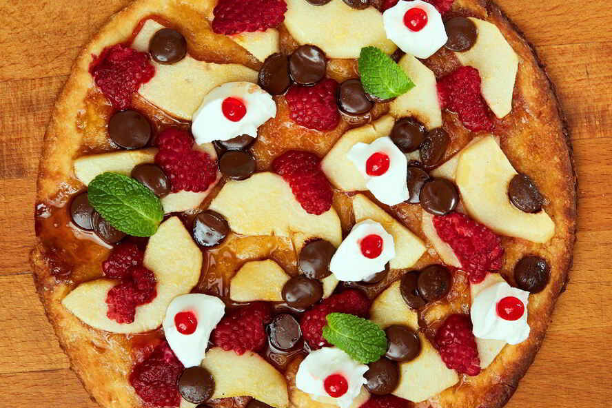 Рецепт сладкая пицца с грушей в карамели малиной и крем сыром