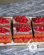Пряничные квадратики с красной смородиной
