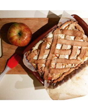 Диетическая яблочная шарлотка с творогом