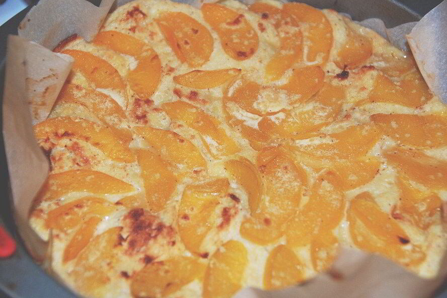 Рецепт хлебная шарлотка с персиками