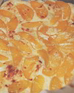 Хлебная шарлотка с персиками