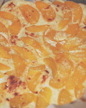 Хлебная шарлотка с персиками