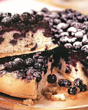 Шарлотка с черникой