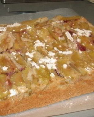 Шарлотка с клубникой и яблоками