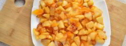 шарлотка с курагой и яблоками. Шаг 5