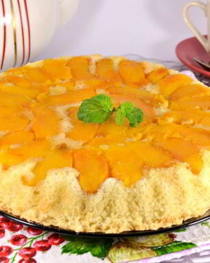 Шарлотка с персиками