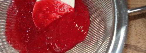 шарлотка с шоколадно-малиновым муссом и воздушным ванильным кремом. Шаг 2