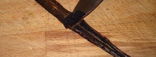 шарлотка с шоколадно-малиновым муссом и воздушным ванильным кремом. Шаг 9