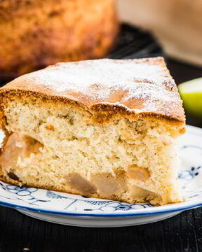 Шарлотка с яблоками и грушами