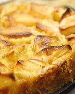 Шарлотка с яблоками корицей и изюмом