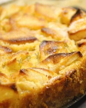 Шарлотка с яблоками корицей и изюмом