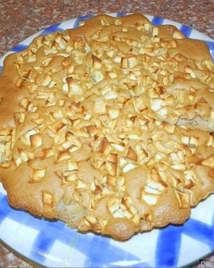 Шарлотка в микроволновке с яблоками