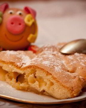 Шарлотка яблочная со сливочным маслом