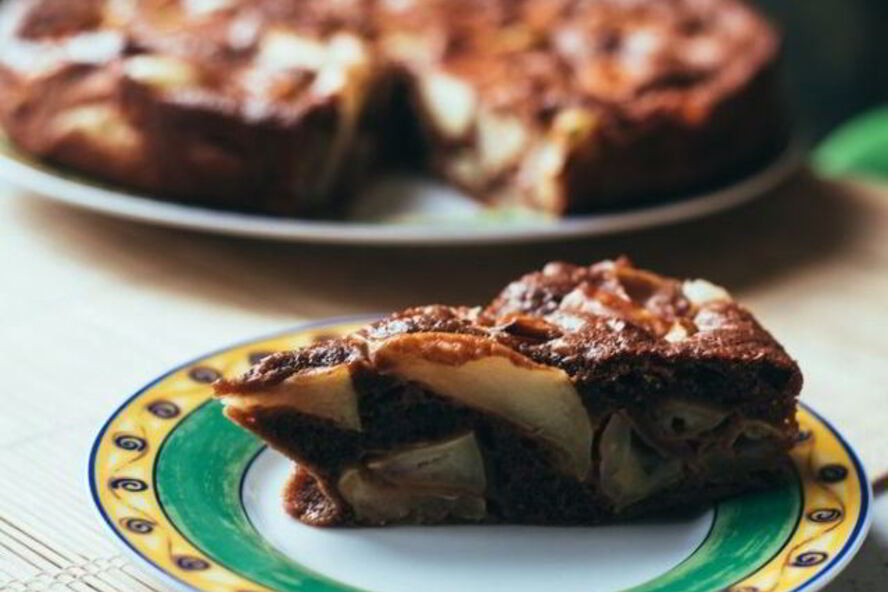 Рецепт шоколадная шарлотка с яблоками, сливами и творогом