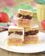 Яблочная шарлотка под двухцветным бисквитом