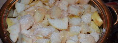 яблочная шарлотка под двухцветным бисквитом. Шаг 3