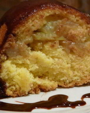 Яблочная шарлотка с шоколадным соусом