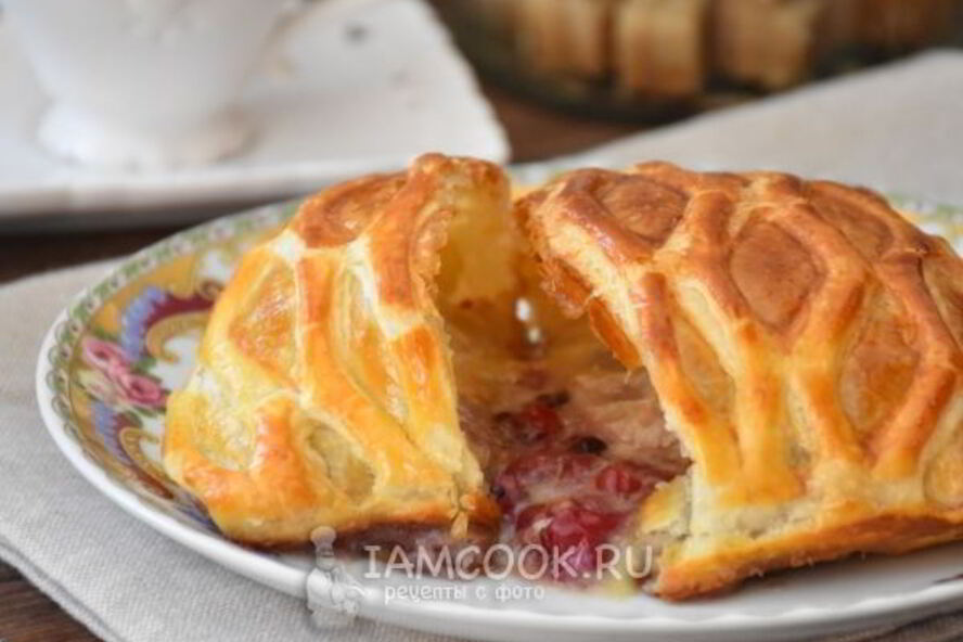 Рецепт слоеные конвертики с сыром бри и ягодами