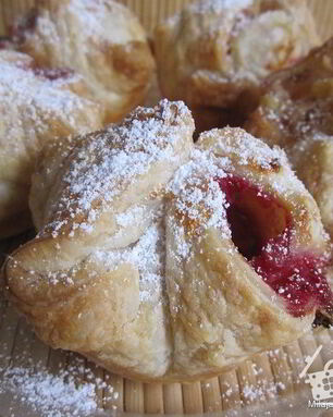 Слойки — пирожки с маскарпоне и вишней