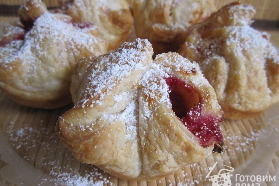 Рецепт слойки — пирожки с маскарпоне и вишней