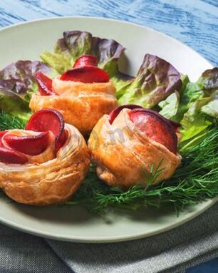 Слойки с колбасой из слоеного теста