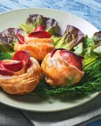 Слойки с колбасой из слоеного теста