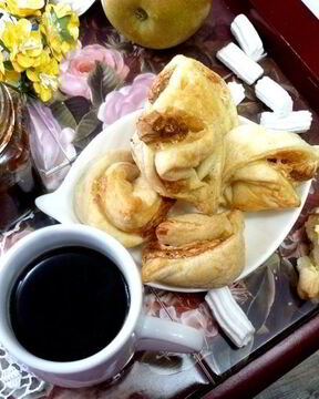 Слойки с маршмеллоу и орехами