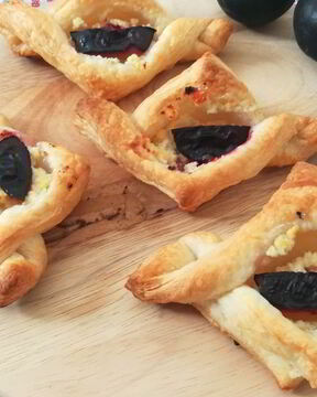 Слойки с творогом и сливой