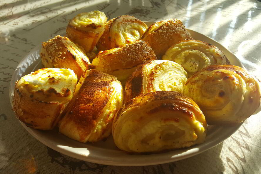 Рецепт слойки с творожной начинкой и изюмом