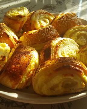 Слойки с творожной начинкой и изюмом