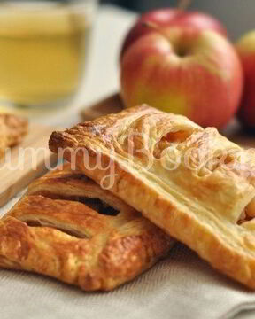 Слойки с яблоками