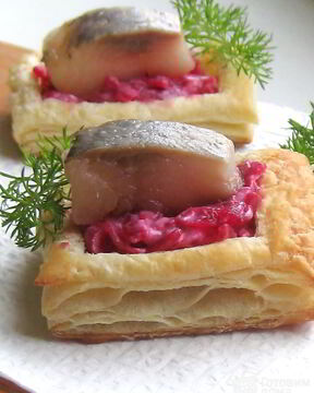 Слойки со свекольной начинкой и селедкой
