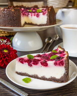 Нежный творожник с малиной