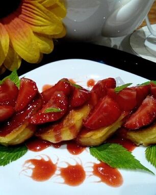Сырники с клубникой и клубничным сиропом